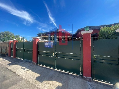 Foto Case semi ndipendenti in Via Pisa, Ardea Nuova Florida di 150 m²