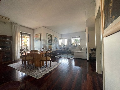 Foto Appartamento in Via Giulio Petroni 120, Bari Poggiofranco di 250 m²