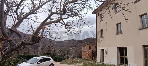 Foto Case semi ndipendenti in Località Santa Croce, Gualdo Tadino di 210 m²
