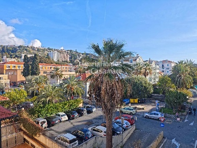 Foto Appartamento in Via Canova, Bordighera Centro di 50 m² con 3 locali