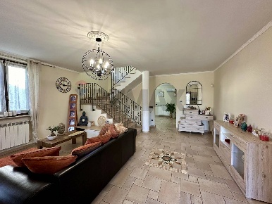 Foto Villa a schiera a Sannazzaro de' Burgondi Centro di 201 m² in vendita