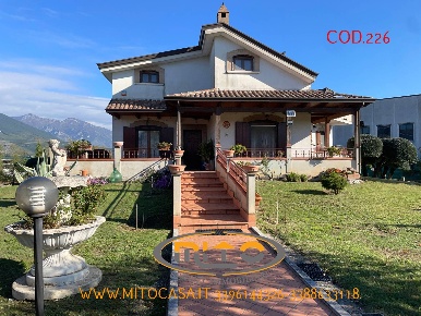 Foto Villa unifamiliare a San Salvatore Telesino di 450 m² con 15 locali