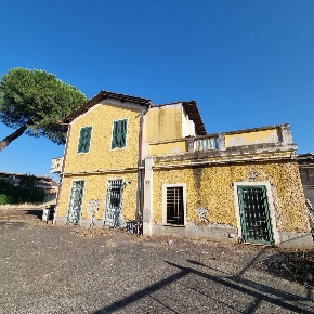 Foto Appartamento in via ortipoli, Roma Giardinetti di 190 m² con 6 locali