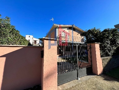Foto Villa unifamiliare in Via Elisabetta, Anzio di 160 m² con 8 locali