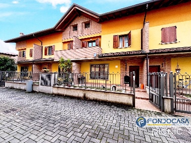 Foto Villa unifamiliare in Via Colleoni, Calcinate di 215 m² con 5 locali