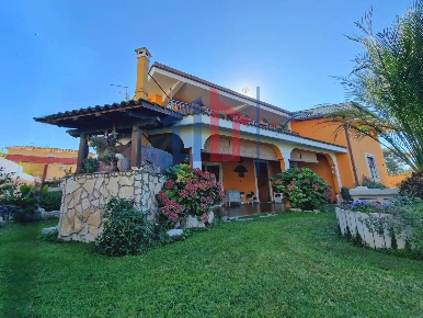 Foto Villa unifamiliare in VIA GUBBIO 19, Pomezia di 460 m² con 11 locali