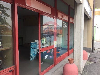 Foto Negozio a Dalmine Sabbio, Guzzanica di 70 m² con 1 locali in vendita