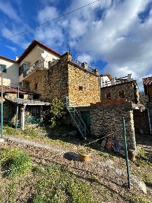 Foto Rustico in Via Piemare, Pieve di Teco Centro di 300 m² con 6 locali