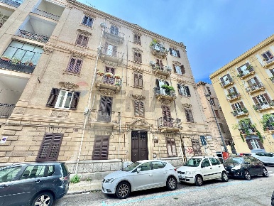Foto Appartamento a Palermo Politeama - Ruggiero Settimo di 110 m²
