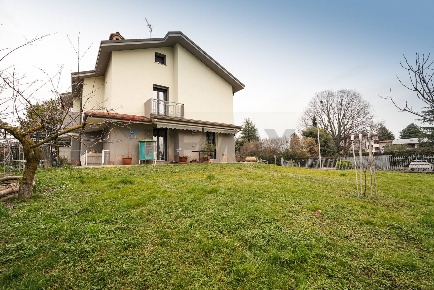 Foto Case semi ndipendenti in via Ugo Foscolo 55, Medolago di 225 m²