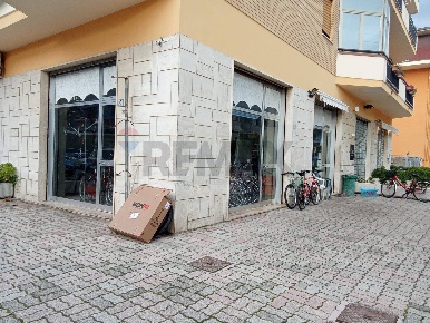 Foto Locale commerciale in Via Ugo Foscolo 52, Martinsicuro Centro di 70 m²