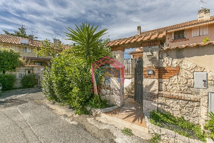 Foto Villa a schiera in Via Coghinas 62, Ardea di 115 m² con 3 locali