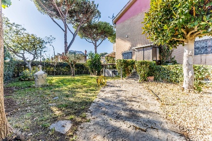 Foto Villa unifamiliare in Via Fanocle, Roma Axa di 284 m² con 9 locali