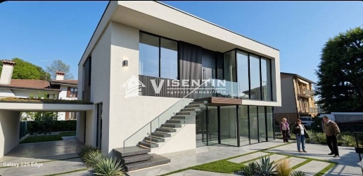 Foto Villa unifamiliare a Treviso Santa Bona Nuova di 210 m² con 7 locali