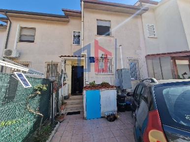 Foto Villa a schiera in via degli argonauti, Pomezia di 140 m² con 5 locali