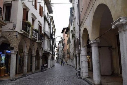 Foto Negozio in piazza duomo 1, Treviso Duomo di 90 m² con 1 locali