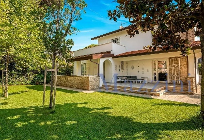 Foto Villa unifamiliare in Via Donati, Forte dei Marmi Vittoria Apuana