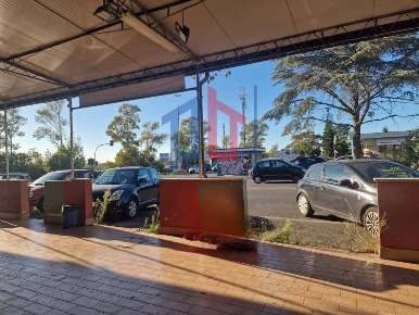 Foto Locale commerciale in Largo Genova, Ardea di 73 m² con 2 locali