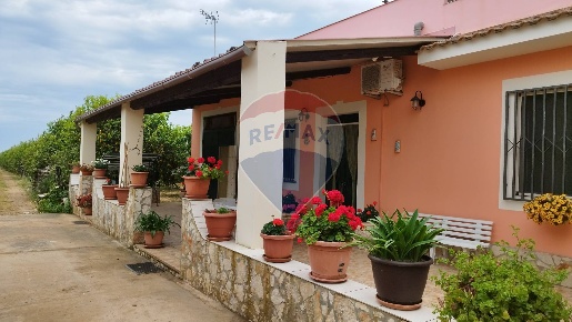 Foto Casa indipendente a Noto di 99 m² con 6 locali in vendita