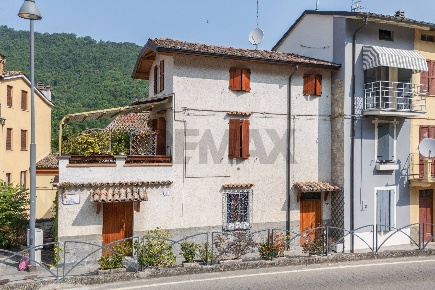 Foto Case semi ndipendenti a Calestano di 200 m² con 10 locali in vendita