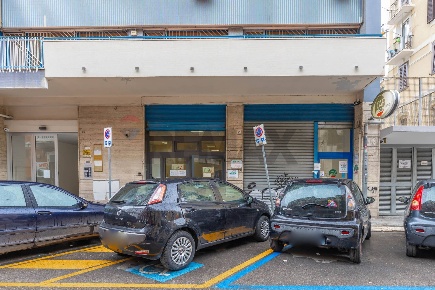 Foto Locale commerciale in Via Signorile 2 C/D, Bari Umbertina - Madonnella
