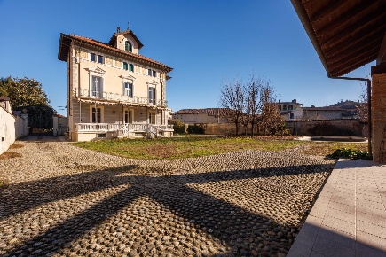 Foto Hotel in Via Roma, Lauriano Centro di 540 m² con 13 locali in vendita