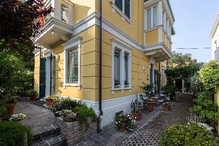 Foto Villa unifamiliare in Viale Trieste 134, Pesaro Mare di 330 m²