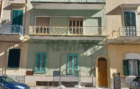 Foto Case semi ndipendenti a Monopoli Centro di 106 m² con 4 locali
