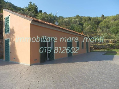 Foto Villa unifamiliare in via laiolo, Spotorno di 250 m² con 6 locali