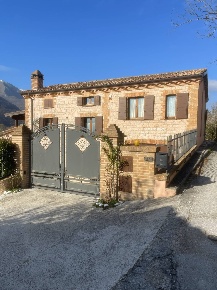 Foto Villa unifamiliare in Bastia, Fabriano di 160 m² con 10 locali
