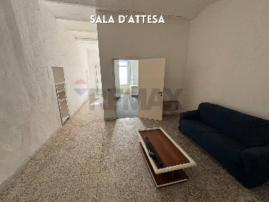 Foto Negozio in PIAZZA DANTE 6, Roccastrada Centro di 60 m² con 3 locali