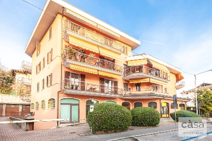 Foto Negozio in VIA PASUBIO 2, Varese Casbeno di 260 m² con 10 locali