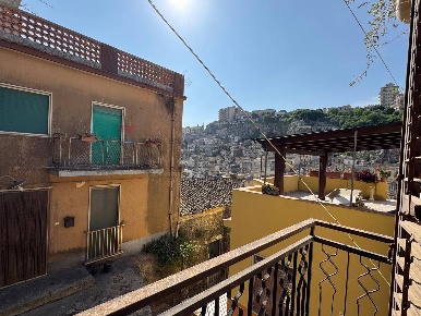 Foto Casa indipendente in Vico Pio 10, Modica Modica Bassa di 170 m²