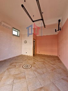 Foto Locale commerciale in Via Barcellona, Pomezia di 35 m² con 1 locali