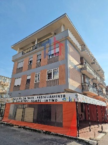 Foto Locale commerciale in Via Barcellona, Pomezia di 35 m² con 1 locali