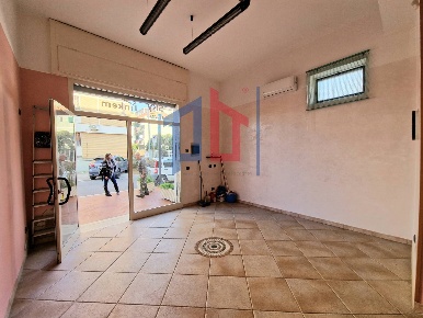 Foto Locale commerciale in Via Barcellona, Pomezia di 35 m² con 1 locali