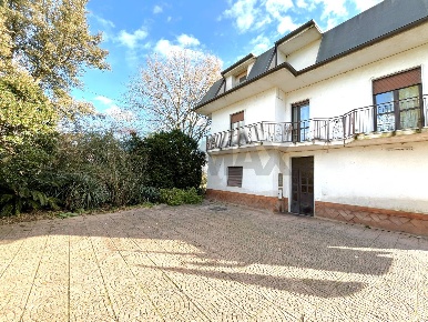 Foto Villa unifamiliare in via nocelle 42, Dragoni di 300 m² con 10 locali