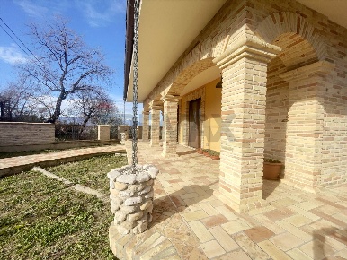 Foto Casa indipendente a Roccamontepiano di 211 m² con 8 locali in vendita