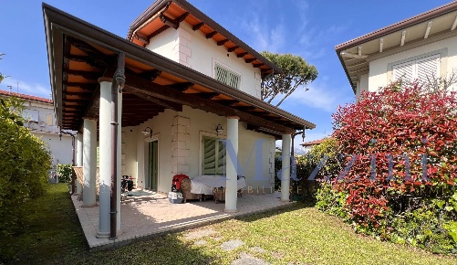 Foto Villa unifamiliare in via piave, Forte dei Marmi Centro di 160 m²