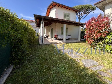 Foto Villa unifamiliare in via piave, Forte dei Marmi Centro di 160 m²
