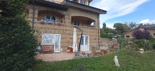 Foto Villa bifamiliare in Zona pennini, Avellino di 300 m² con 6 locali