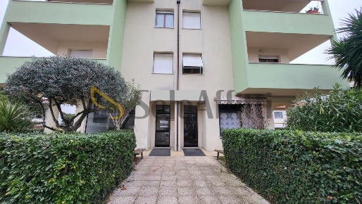 Foto Locale commerciale a Senigallia Borgo Molino, Portone di 65 m²