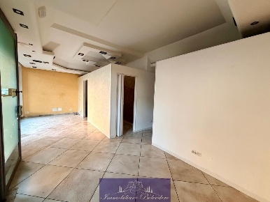 Foto Locale commerciale in Piazza Palmiro Togliatti, Scandicci di 70 m²