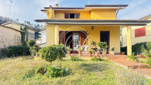 Foto Villa singola a Massarosa Bozzano, Quiesa di 350 m² con 10 locali