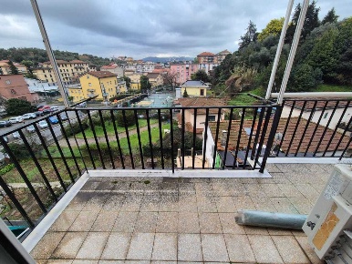Foto Appartamento in via luigi galvani, La Spezia di 95 m² con 4 locali