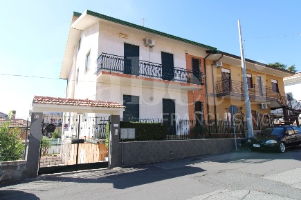 Foto Villa unifamiliare in Via XXIV Maggio 12, Viagrande Centro di 460 m²