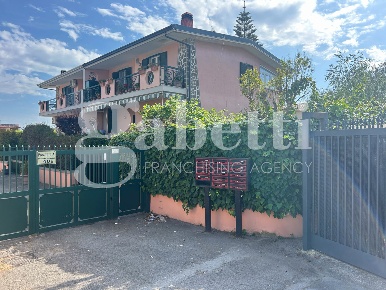 Foto Villa bifamiliare in Via Madonna del Pantano 40, Giugliano in Campania