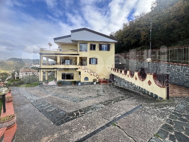 Foto Casa indipendente in Via CAMPO 50, Fiumefreddo Bruzio Centro di 540 m²