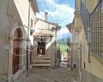 Foto Appartamento in Via Colle 49, Rivisondoli di 82 m² con 5 locali