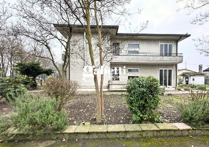 Foto Casa indipendente in Matteotti, Bagnoli di Sopra Centro di 300 m²